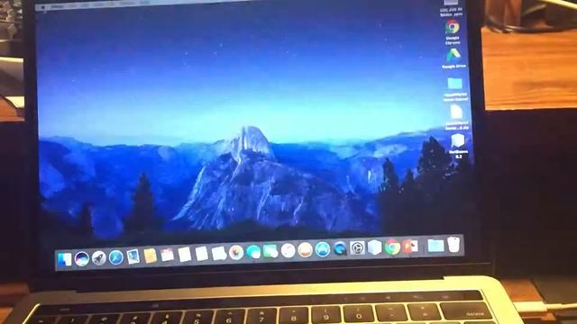 Apple MacBook Pro (Late 2016) with TouchBar Screen glitch, twitching, black out смотреть онлайн