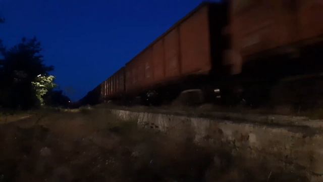 Грузовой поезд проехал ст.Тырнова ежая с Бельц на Окницу|TE33AC-3003 смотреть онлайн