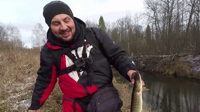 ЩУКА ПЕРЕД ЛЕДОСТАВОМ. Малая Река в НОЯБРЕ. Джиг Спиннинг. РЫБАЛКА НА ЩУКУ. смотреть онлайн