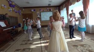 Польку «Друзья» исполняют дети старшей группы №12