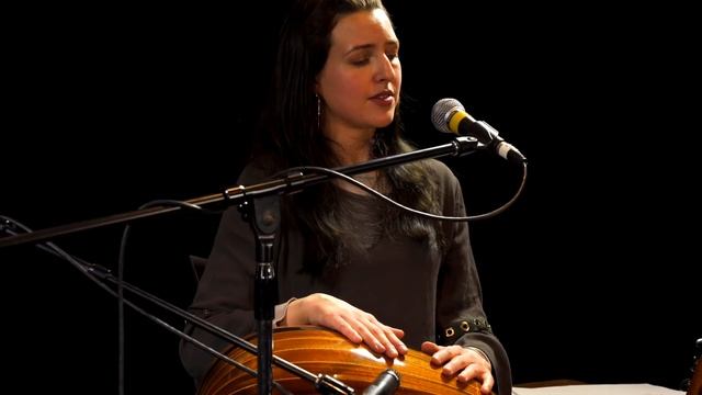 Jennifer Grout chante en prison Yaa Garata Alwadi смотреть онлайн