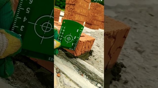 Начало кладки цокольного ряда.