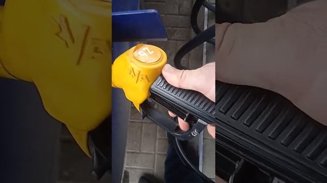 Как на АЗС заправить полный бак и избежать недолива #shorts #shortsvideo #shortsyoutube #тренды смотреть онлайн