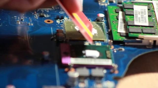 Как правильно менять термопасту на ноутбуках и компьютерах (на радиаторах процессоров) смотреть онлайн