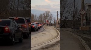 ПЕНЗА, ЭП2К и ТЭМ18ДМ проходят жд переезд.