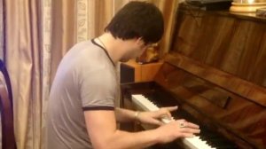 Чеченец играет на пианино армянскую мелодию