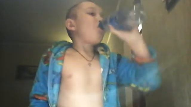 Ярик выпил полную бутылку воды смотреть онлайн