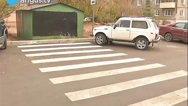 В Улан-Удэ пешеходный переход для слепых упирается в гараж смотреть онлайн