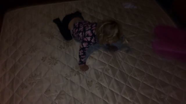 Малышка 2,5 года садится на шпагат со своей сестрой. смотреть онлайн