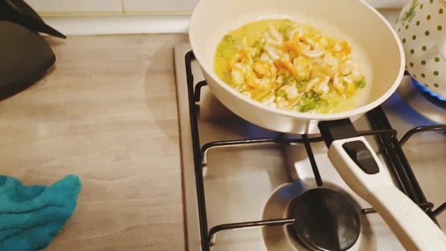 Паста фитучини с креветками и шпинатом в сливочном соусе) смотреть онлайн