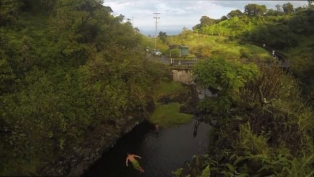 Cliff Jumping into 2014 - Maui Barefoot Ninjas смотреть онлайн
