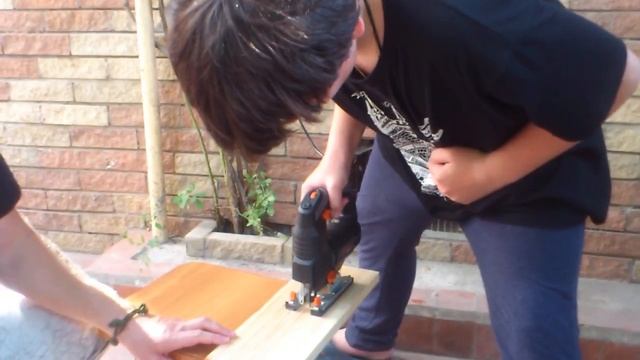 Марк осваивает электролобзик смотреть онлайн