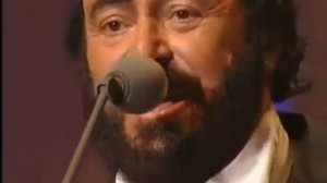 Лучано Паваротти и Том Джонс дуэтом исполняют песню "Дилайла"