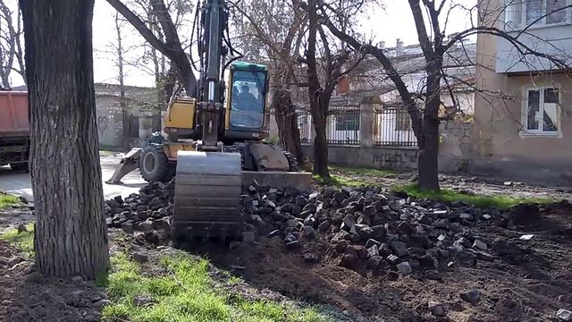 В Симферополе убирают брусчатку с улиц смотреть онлайн