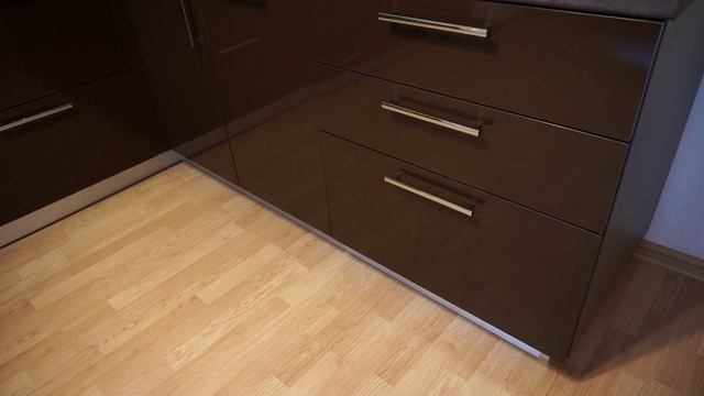 Коричневая кухня с фасадами AGT | Подъёмники Blum Aventos | Ящики FIRMAX Newline