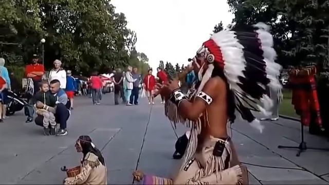 Индеец в Москве, красивое выступление на улице ,завораживает. Уличное шоу!!! смотреть онлайн