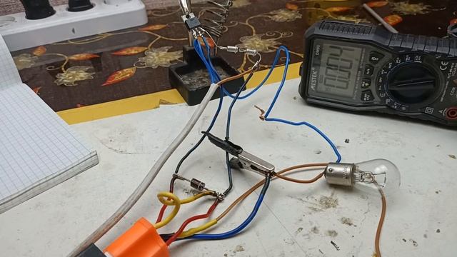 Эта интересная схема работает! Автомат отключения зарядного или Защита. Своими руками! смотреть онлайн