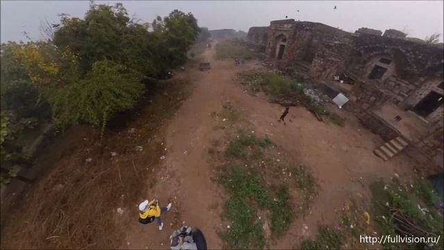 Изучение древних стен в Крепости Purana Quila в столице Индии Дели - 360-видео на Insta360oneX