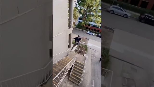 КРУТЫЕ ПАРКУР ПРЫЖКИ НА УЛИЦЕ ?? #pkfr #parkour #freerunning @Khedoori смотреть онлайн