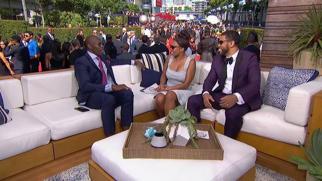 Terrell Owens Admires Himself On Cell Phone During Interview | SC6 | June 12, 2017 смотреть онлайн