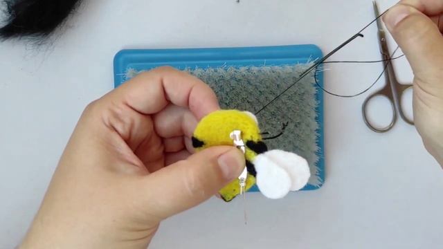 Как я делаю брошь Пчёлку из шерсти. Часть 3. Усики и булавка.