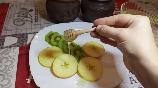 Поливаем медом акации фрукты (Pouring fruit with acacia honey) смотреть онлайн