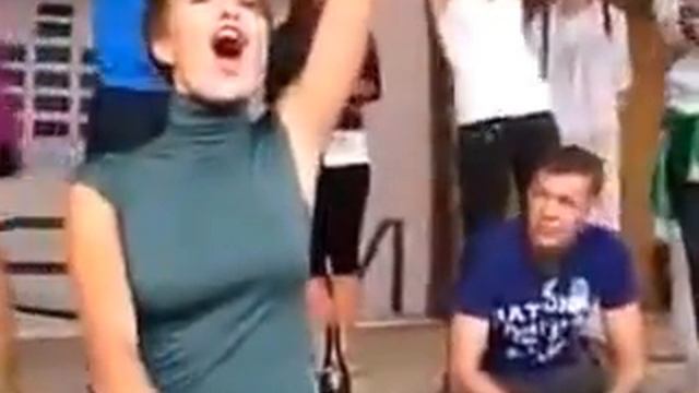 Прикольный отжиг с девушкой диджеем смотреть онлайн
