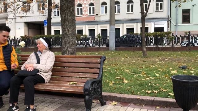 Че такая ГРУСТНАЯ?! ПОРАДОВАЛ ДЕВУШЕК / Подарил цветы смотреть онлайн