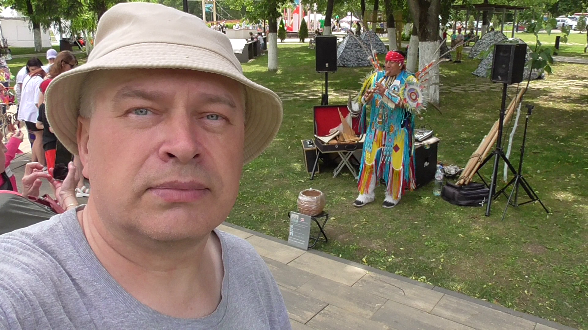 Я увидел индейца. Индеец играет музыку в парке