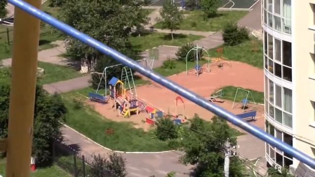 Приехали в Парк развлечений. Катаемся на аттракционах, гуляем, едим мороженое! смотреть онлайн