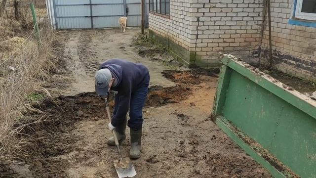 Открываем фундамент, исправляем ошибки предыдущих хозяев. смотреть онлайн