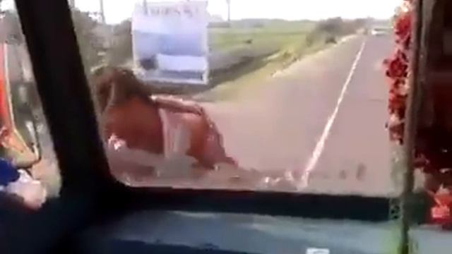 Индус водит автобус смотреть онлайн