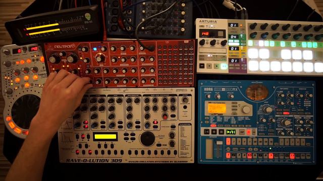 Behringer Neutron , Korg Electribe MX , Quasimidi Rave-O-Lution 309 Techno смотреть онлайн