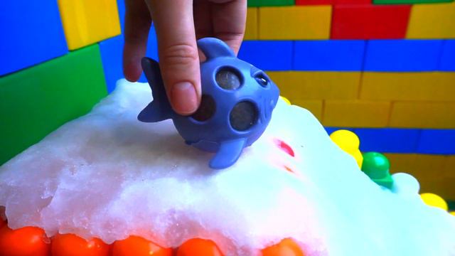 Строим горку из лего и снега|Животные катятся с горки в воду|Учим названия животных смотреть онлайн