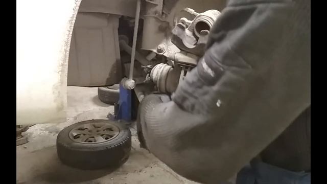 Замена передних тормозных колодок Huyndai Solaris смотреть онлайн