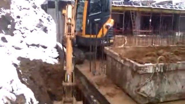 Мини экскаватор HYUNDAI RZ 35. Грязная работа.79194398377