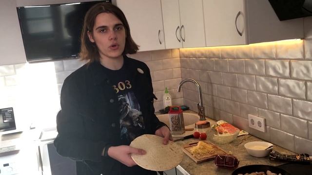 Делаем ПИЦЦУ дома на КОРЖАХ с КУРИЦЕЙ И СЫРОМ!? Это вообще ЗАКОННО? смотреть онлайн