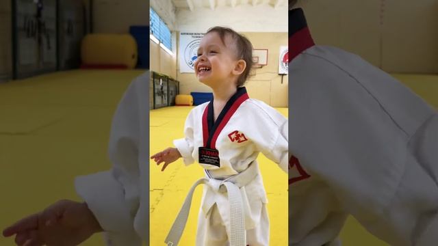 2- летняя девочка в тхэквондо #тхэквондо #taekwondo #дети смотреть онлайн