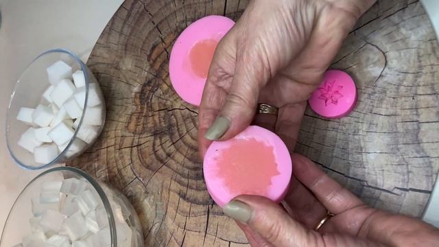 Мыловарение урок-5. Заливка цветов. Сборка букета [DIY] смотреть онлайн