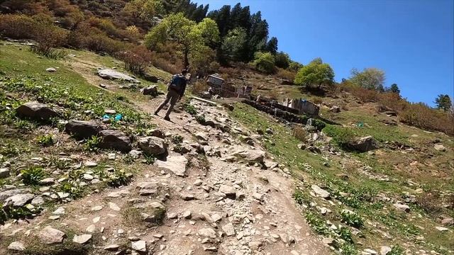 НАШЛИ РУССКУЮ ОТШЕЛЬНИЦУ ВЫСОКО В ГИМАЛАЯХ | ЖИЗНЬ В ПЕЩЕРЕ ВЫШЕ ИНДИЙСКИХ ДЕРЕВЕНЬ | КИРГАНГА ??