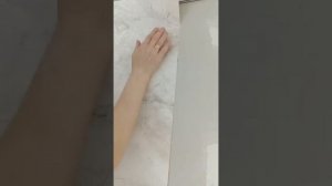 Как правильно наклеить первую полосу обоев ровно с помощью рулетки и карандаша