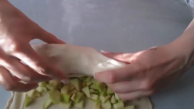 ЯБЛОЧНЫЙ ШТРУДЕЛЬ - ЛЕГКО, БЫСТРО И ОЧЕНЬ ВКУСНО!!!! / APPLE STRUDEL?? смотреть онлайн
