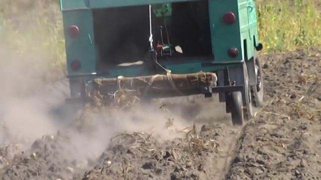 ЛУАЗ ПАШЕТ ЗЕМЛЮ смотреть онлайн