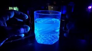 Раскрутка волшебной воды в стакане при помощи магнитов