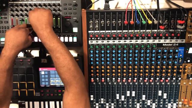 Techno Live Jam (MPCLIVE 2.10, Tr8s, Tascam model 24)-Kenny Hooper смотреть онлайн