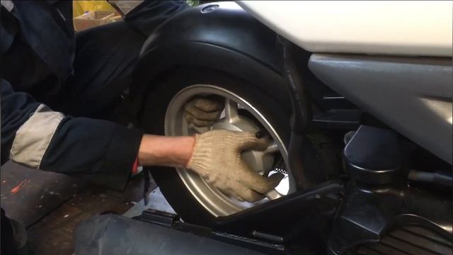 Снятие заднего колеса Yamaha BWS 50 смотреть онлайн