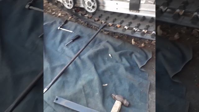 Подготовка к сезону. Снегоход Ямаха  Викинг 540.3. Замена склиз, натяжка  гусеницы.