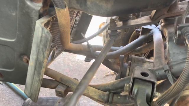Suzuki King Quad 300 installing R front axel смотреть онлайн