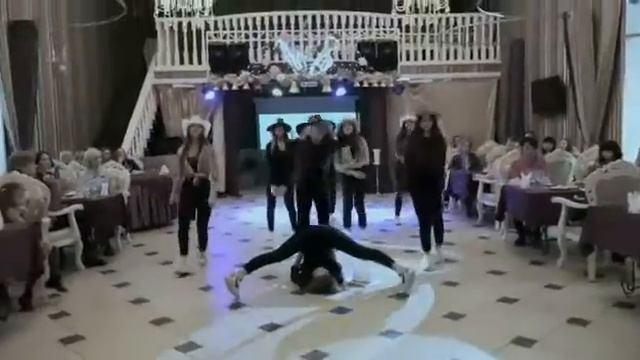 Хочешь иметь ровную осанку и уверенно ходить на каблуках? смотреть онлайн