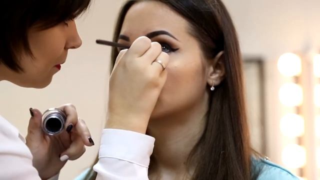 Макияж для фотосессии. Стрелки и красные губы. Обучение. смотреть онлайн